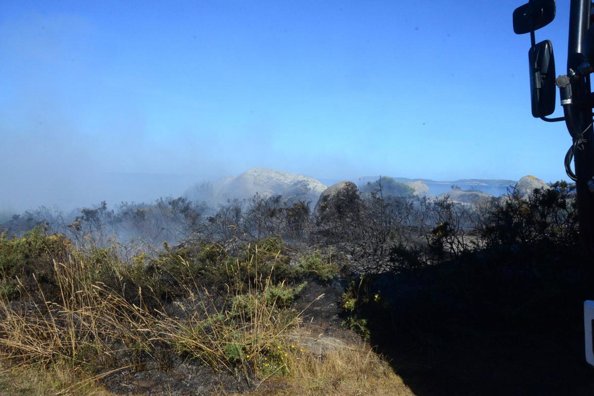 El primer incendio forestal del verano en O Morrazo quemó 3.500 metros cuadrados de monte raso en Cabo Udra, dentro de los terrenos de la Comunidade de Montes en Man Común de Beluso (Bueu). El primer incendio forestal del verano en O Morrazo quemó 3.500 metros cuadrados de monte raso en Cabo Udra, dentro de los terrenos de la Comunidade de Montes en Man Común de Beluso (Bueu).