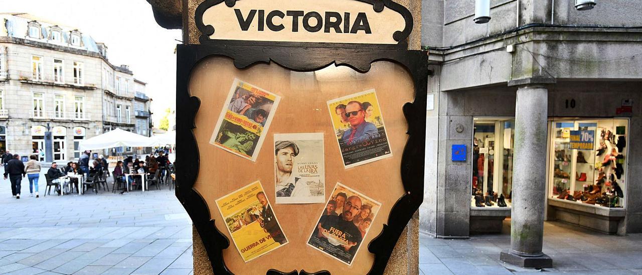 Fiel recreación de una cartelera
recuperada por Ramón Pedras,
sobre la columna que correspondía
al Teatro Principal.  | // GUSTAVO SANTOS