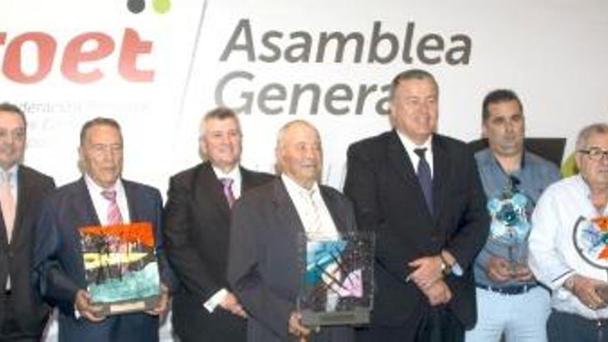 Los galardonados, junto al ex consejero de Fomento, Francisco Bernabé, y Pedro Díaz, presidente de FROET