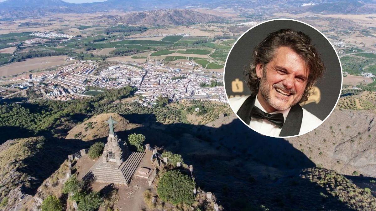El histórico pueblo de Málaga de 9.000 habitantes en el que el actor Salva Reina tiene sus raíces: una localidad rodeada de sierra con fachadas encaladas, iglesias y plazas tranquilas