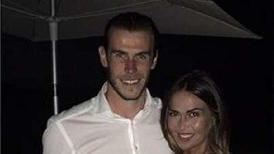 Gareth Bale y su prometida.