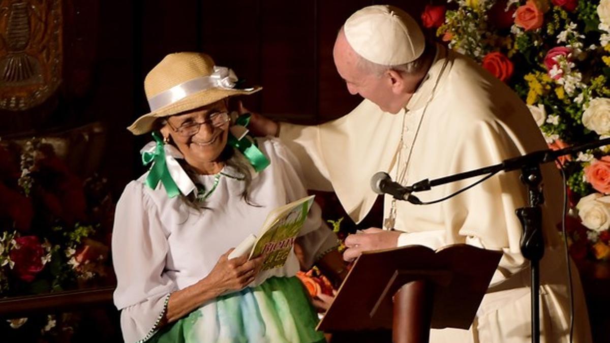El papa Francisco, durante su encuentro con líderes civiles en Quito, el martes.