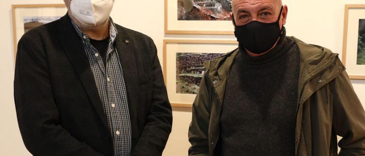 Javier Naves, a la izquierda, y Ernesto Díaz, ayer, ante los cuadros de su muestra en el Muséu del Pueblu d’Asturies. | Juan Plaza