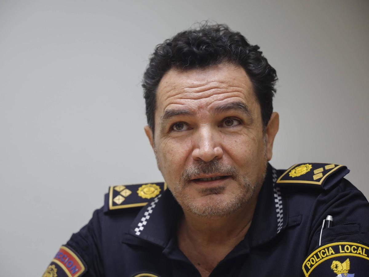 El jefe de la Policía Local, Ángel Albendín, en su despacho.