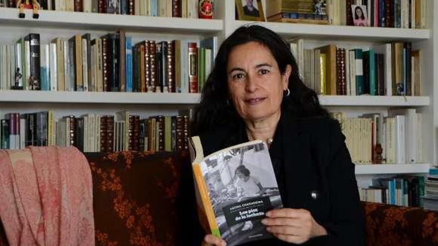 La escritora Fátima Chamadoira en su casa, con un ejemplar de su nuevo libro. // G.Núñez