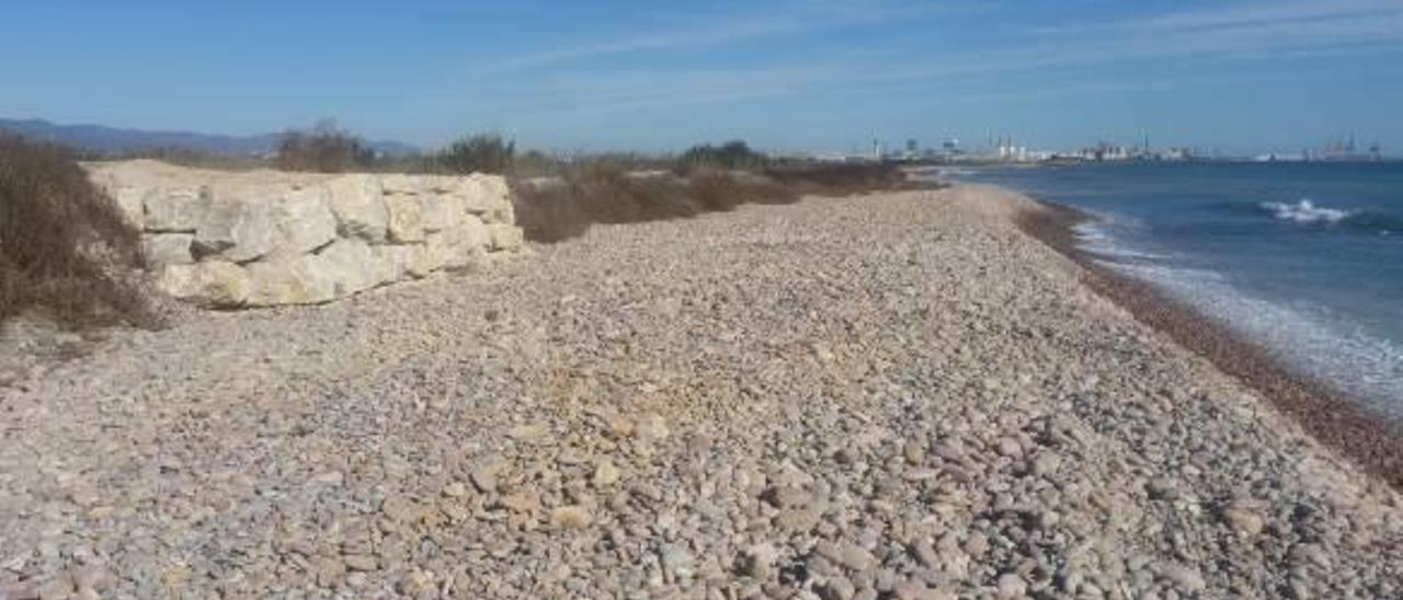 Los daños del temporal  en la costa del marjal se reparan 10 meses después