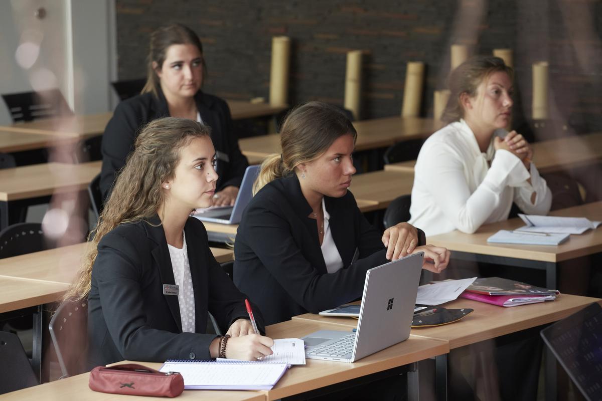 Alumnos de numerosas partes del mundo acuden a Les Roches para su formación.