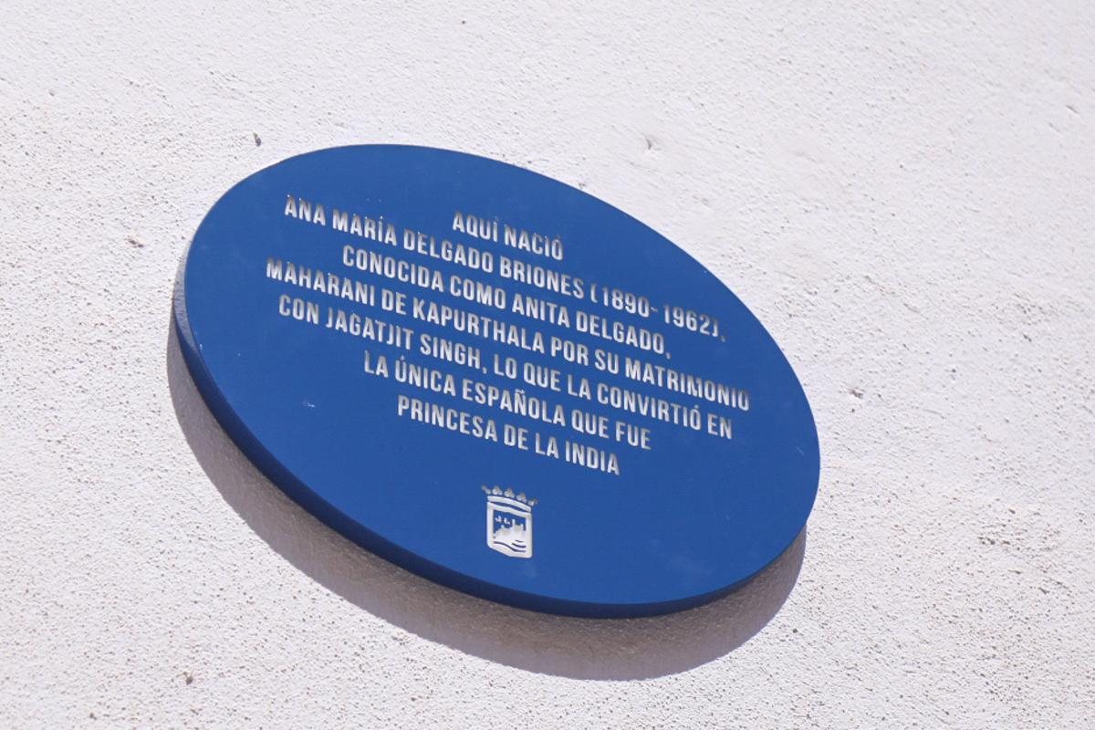 La placa dedicada a Ana María Delgado Briones, Anita Delgado.