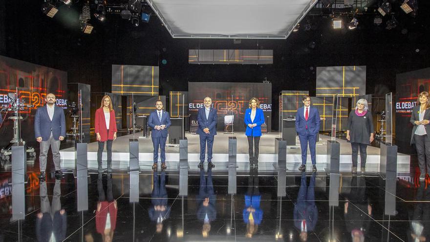 Foto de grup dels nou candidats a la presidència de la Generalitat moments abans de l&#039;inici del debat electoral del 14-F a TV3 el 9 de febrer del 2021