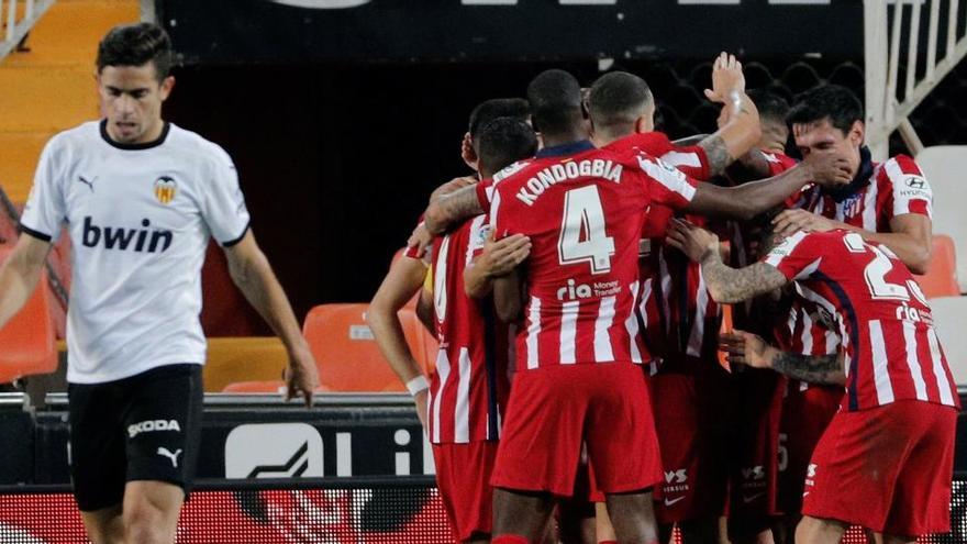 Los jugadores del Atlético celebran el, gol, de Lato en propia puerta.