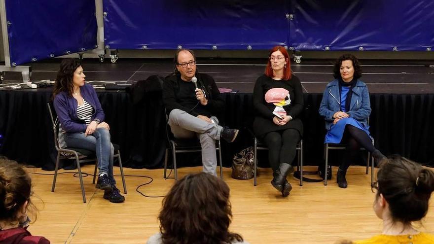 Mario Suárez del Fueyo, al fondo, con concejalas de su grupo durante la asamblea ciudadana celebrada ayer en el colegio Jovellanos.