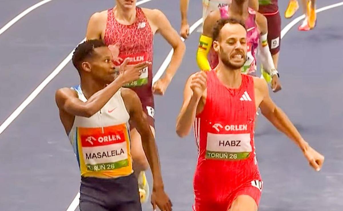 Tshepiso Masalela tras la línea de meta en Torun, descalificado por conducta antideportiva