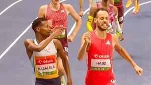 Tshepiso Masalela tras la línea de meta en Torun, descalificado por conducta antideportiva