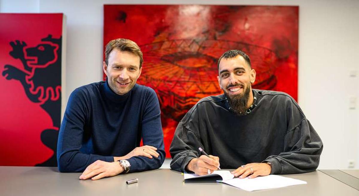 Borja firmando el contrato con su nuevo club