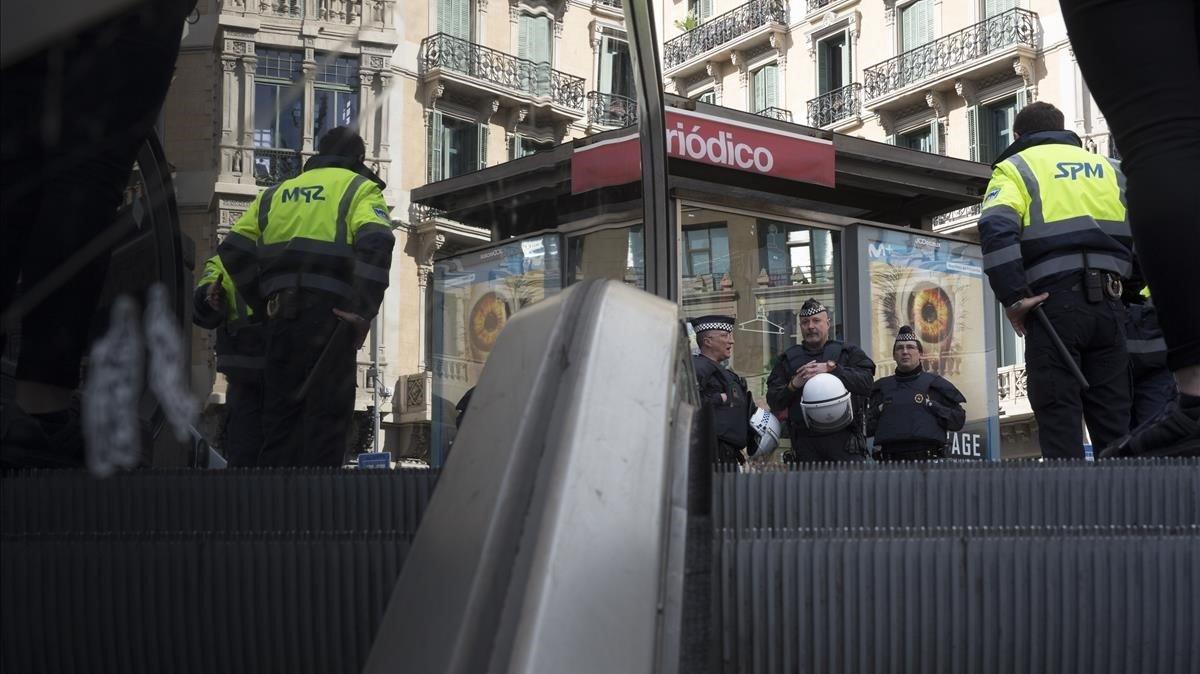 Despliegue de Mossos y Guardia Urbana en los accesos a las estaciones de metro y Rodalies en Plaza Catalunya, Barcelona, para evitar el acceso de top manta