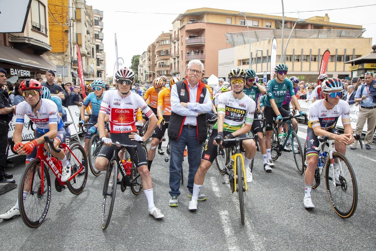 Rubèn Peris, abans d'una sortida de l'edició passada, amb Primoz Roglic de líder i Remco Evenepoel com a millor jove