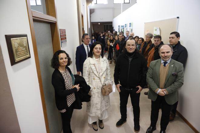 Por la izquierda, Inés Suárez, Susana Pérez-Arango, Filippo Priore e Ignacio Villaverde, ayer, tras descubrir la placa (a la izquierda en la foto) en recuerdo del catedrático Paolo Priore, rodeados de compañeros y alumnos, ayer, en el pasillo del primer piso del edificio departamental este de la Politécnica.