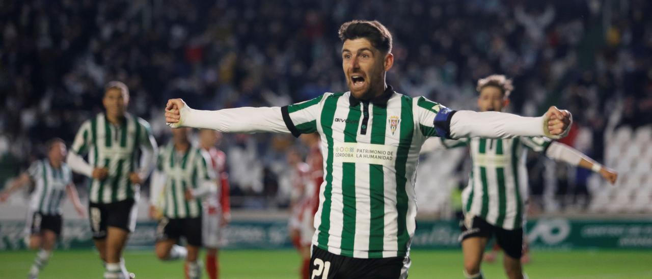 Javi Flores celebra el gol que valió el título de la Copa RFEF en El Arcángel.