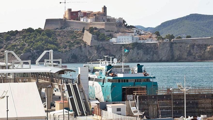 El &#039;Ramon Llull&#039;, amarrado en Ibiza por una avería en uno  de sus motores