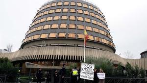  El pleno del Constitucional decide este lunes si paraliza la reforma legislativa exprés del Gobierno a resultas de un recurso del PP, en la imagen varias personas se manifiestan a las puertas del TC en contra del Gobierno.