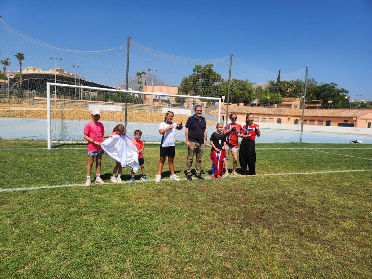 El alcalde de l'Alfàs del Pi, Vicente Arques, posa con algunos de los niños británicos y noruegos del municipio en la previa del partido.