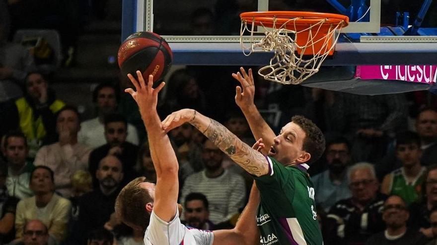 Josh Adams intenta taponar a un rival frente a Obradoiro.