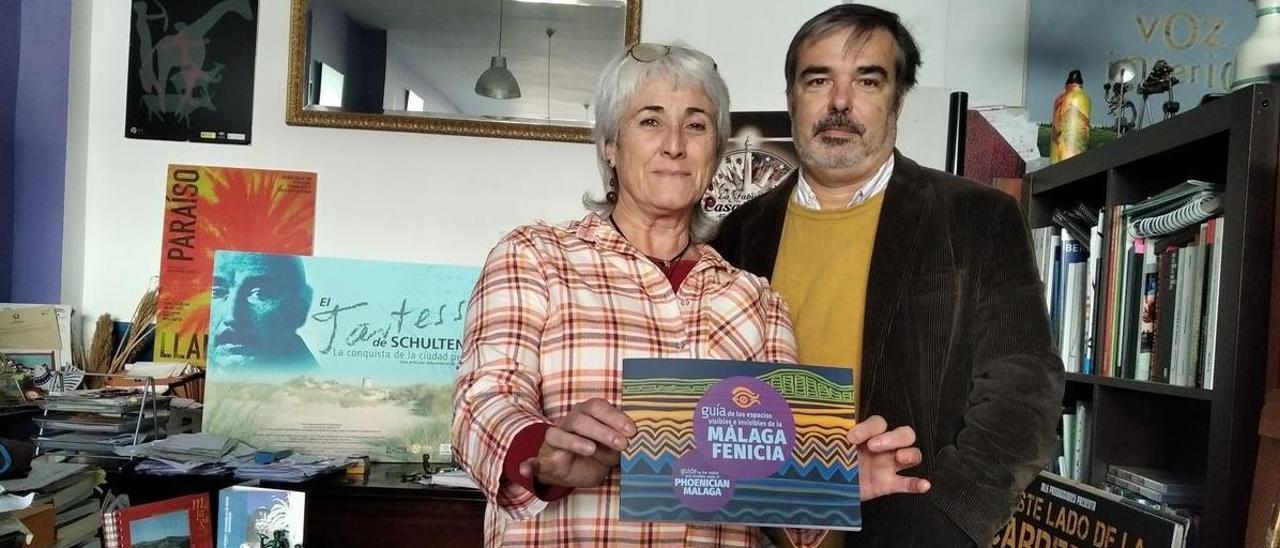 Los autores, con la guía de la Málaga fenicia.