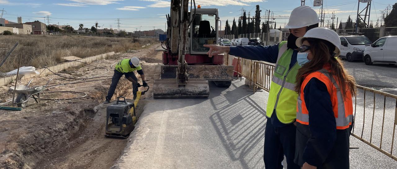 El concejal de Infraestructuras, José Manuel Ferrándiz, y la directora de Poblaciones de Agua de Alicante, Isabel Butrón observan las obras.