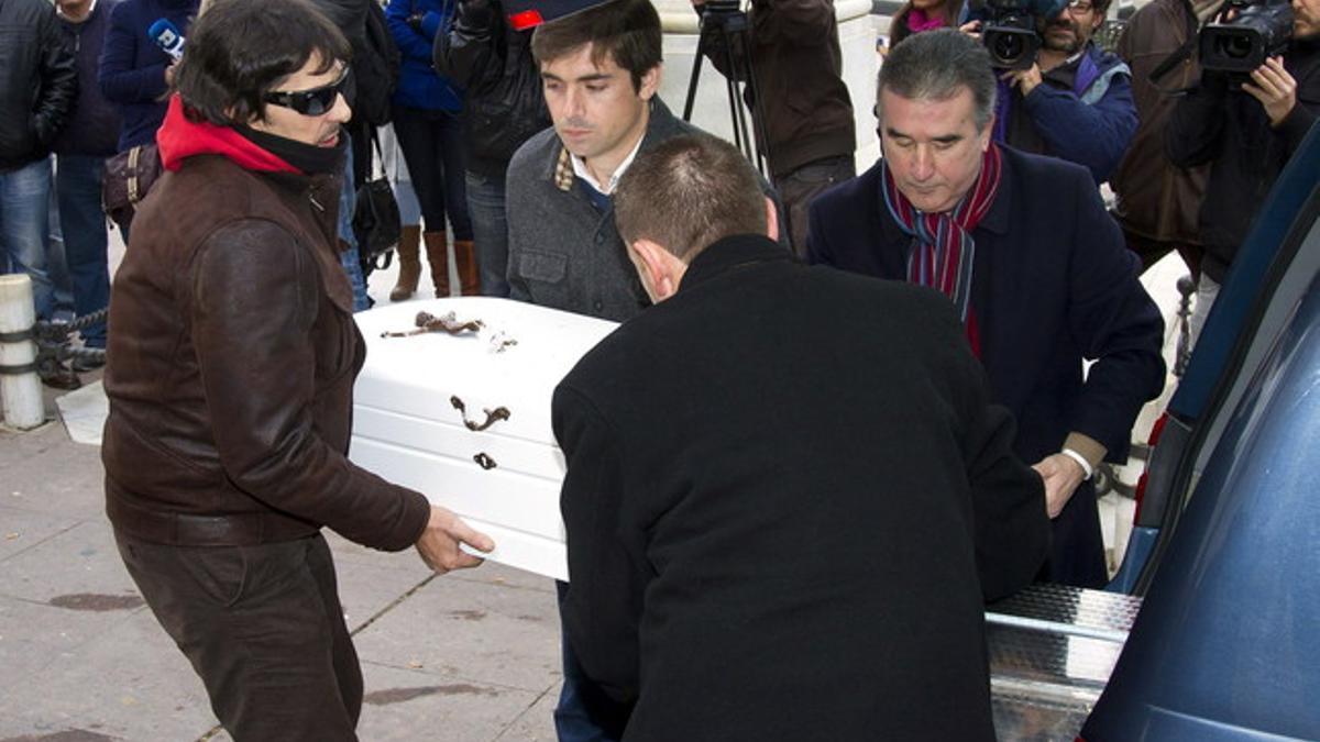 Familiares de la pequeña Miriam portan el féretro con sus restos durante el entierro celebrado hoy en la localidad onubense de La Palma del Condado, Huelva.