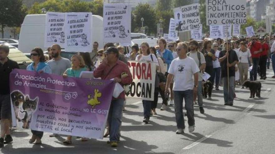 Los manifestantes, ayer, en la calle frente al Consistorio. / víctor echave