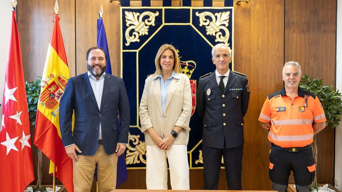De izquierda a derecha: el concejal de Seguridad, Manuel Moreno, la alcaldesa de Pozuelo, Paloma Tejero, el comisario jefe, Lorenzo Manuel Antolínez, y el coordinador del SEAPA, Juan Antonio González.