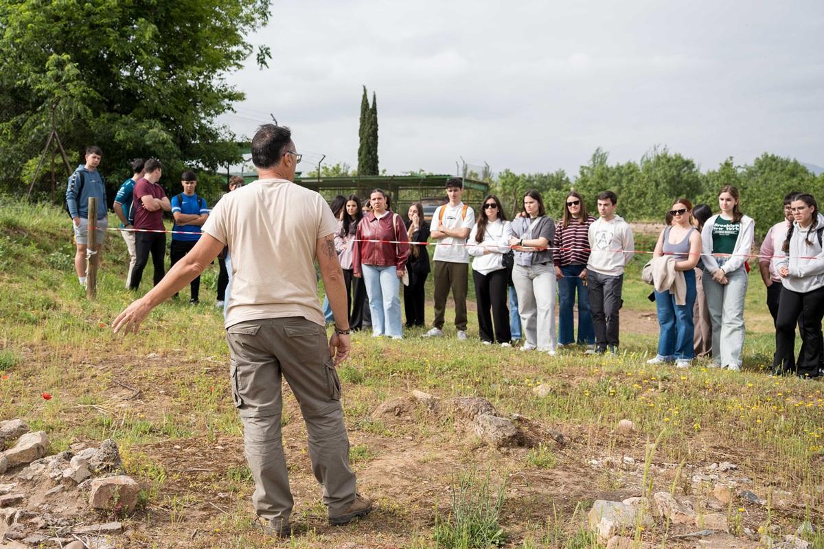 Alumnos de Historia de la UEx, durante la visita a las excavaciones de la Huerta de Otero en Mérida.