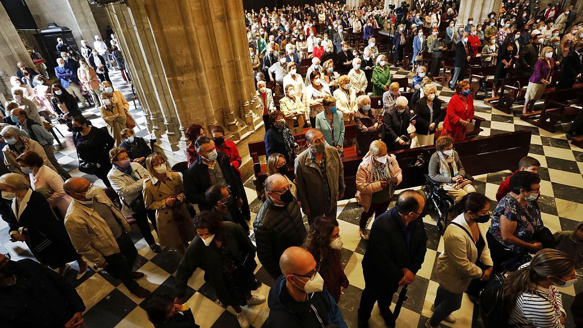 Sancta normalidad: la Catedral de Oviedo cierra el Jubileo con una misa multitudinaria