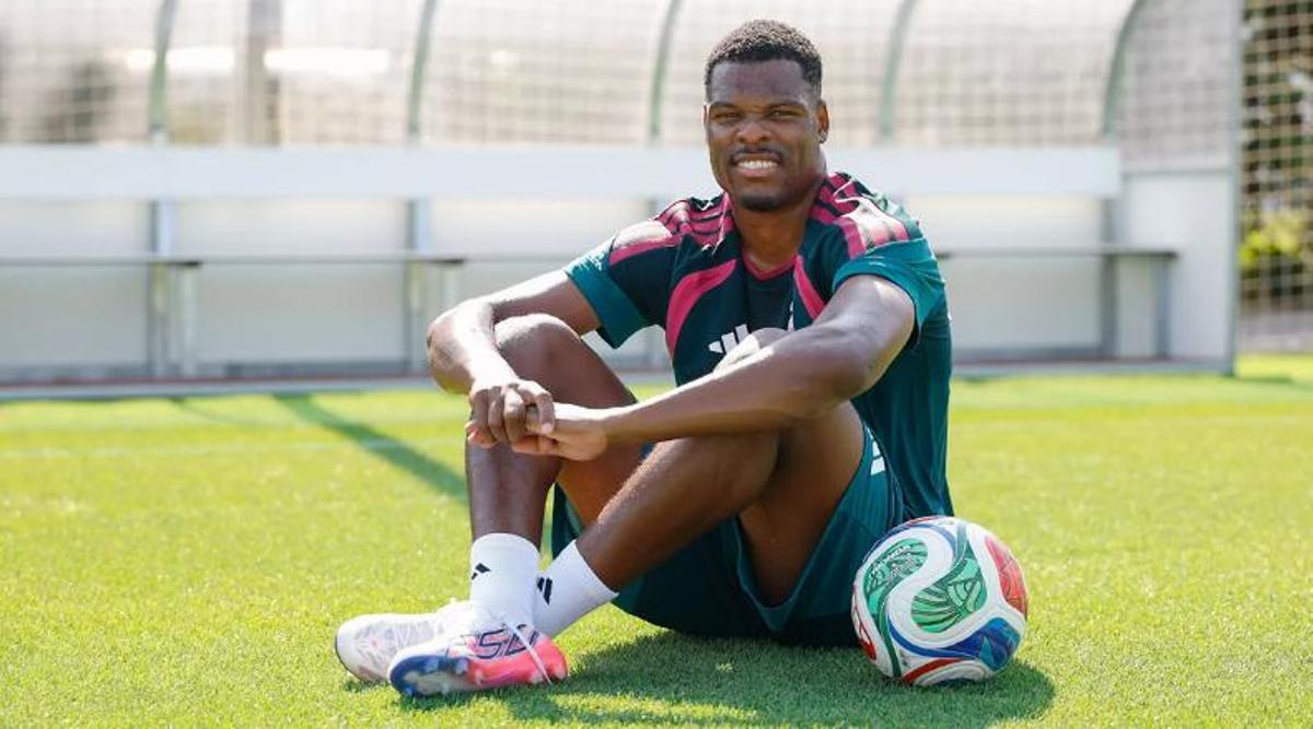 Denzel Dumfries posa en su primer día como madridista.