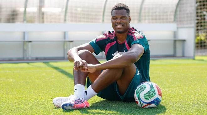 Dumfries: Estoy muy orgulloso de ser parte del Real Madrid