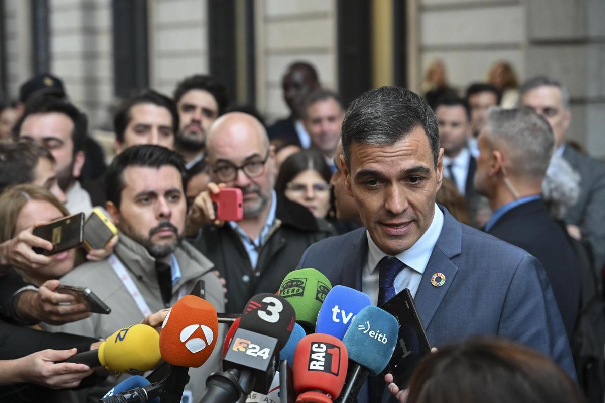 El presidente del Gobierno, Pedro Sánchez, en declaraciones a los medios en el Congreso este jueves.