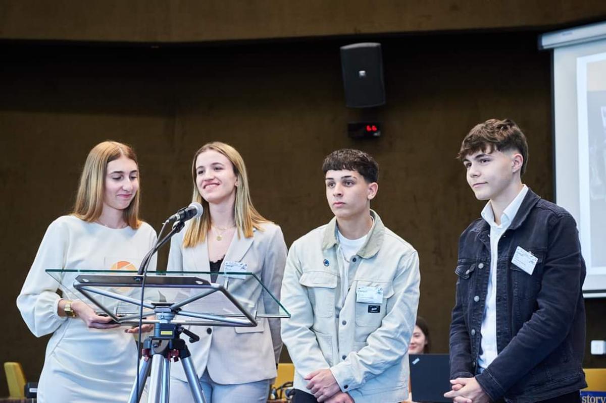 Los cuatro alumnos que viajaron a Estrasburgo recogiendo el premio.