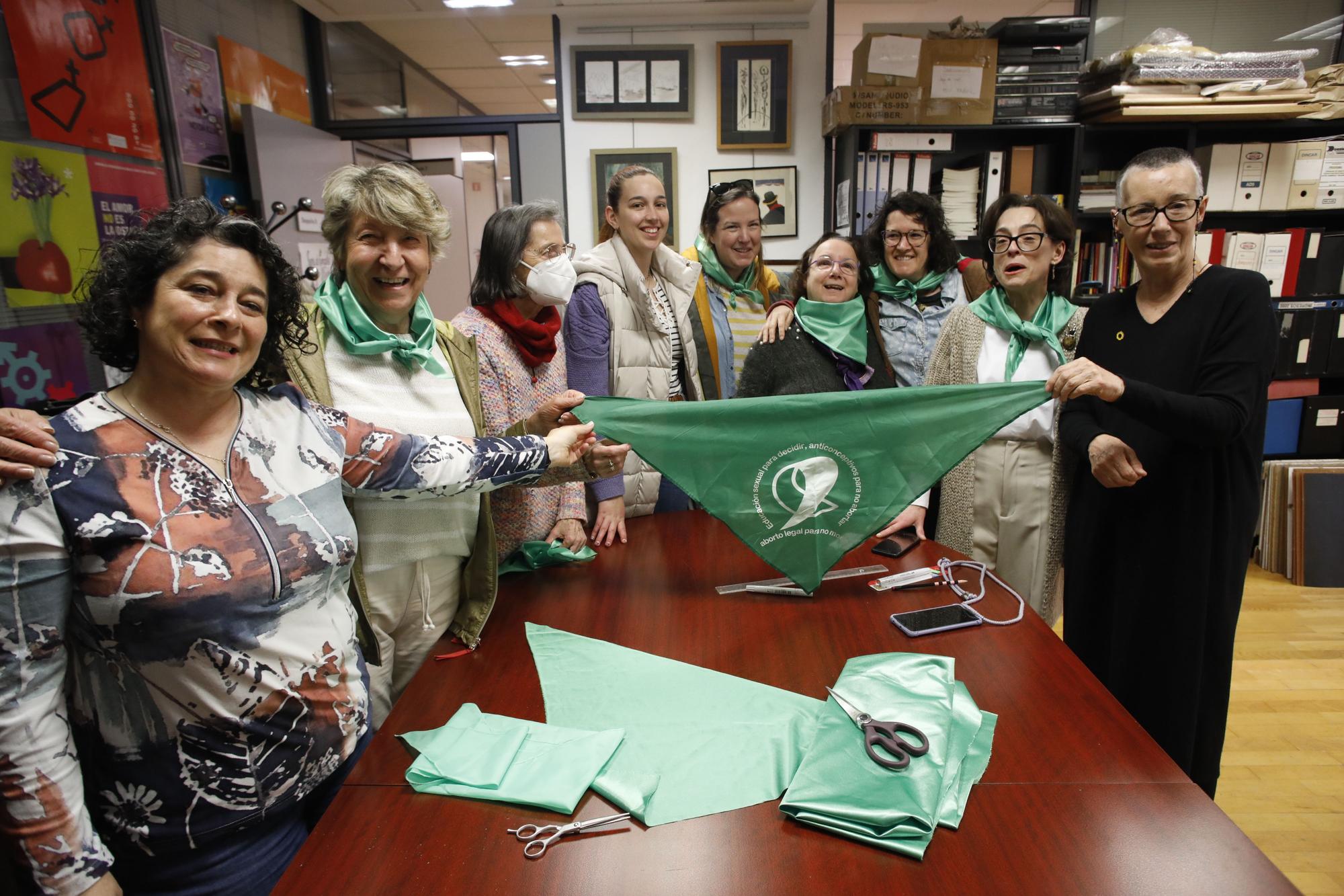 En imágenes: Las feministas de Gijón se preparan para la manifestación en Valladolid por el derecho al aborto