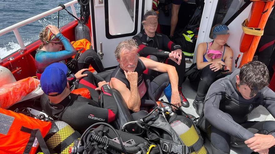 Los bomberos rescatan a 11 personas tras el hundimiento de un catamarán en Tabarca
