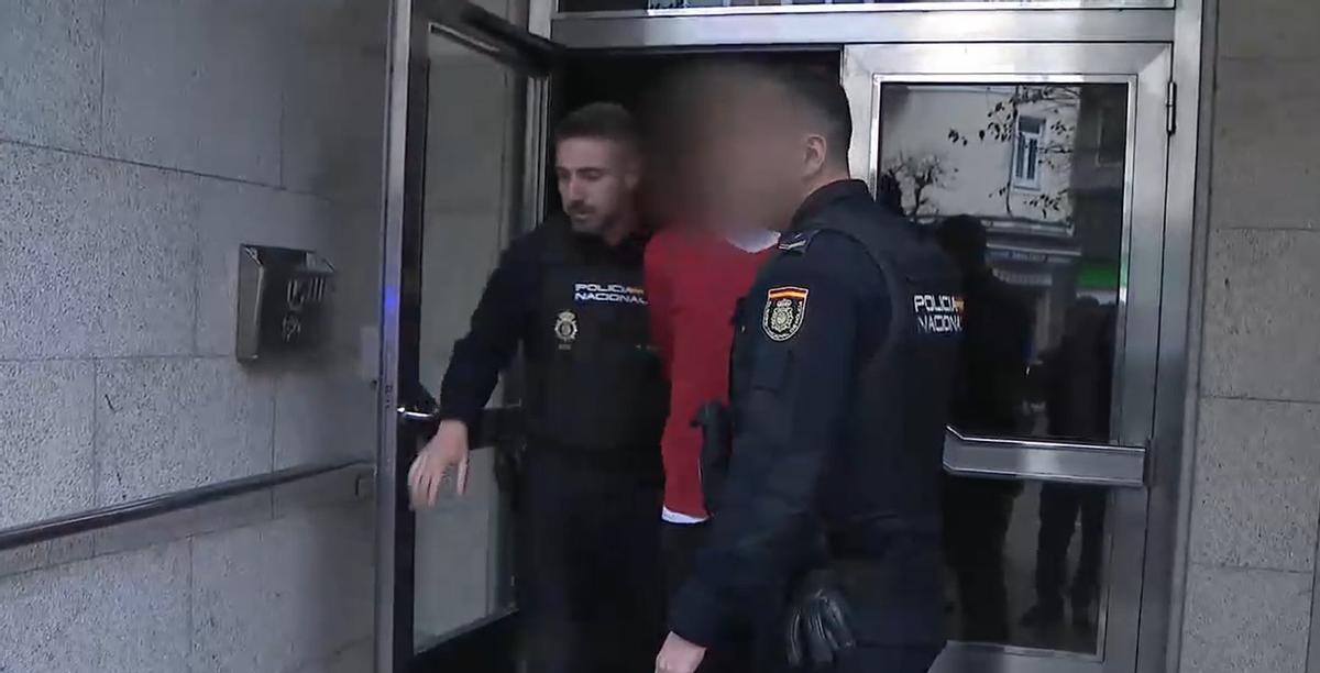 El detenido, esta mañana, en el portal del edificio en el que se produjo el crimen.