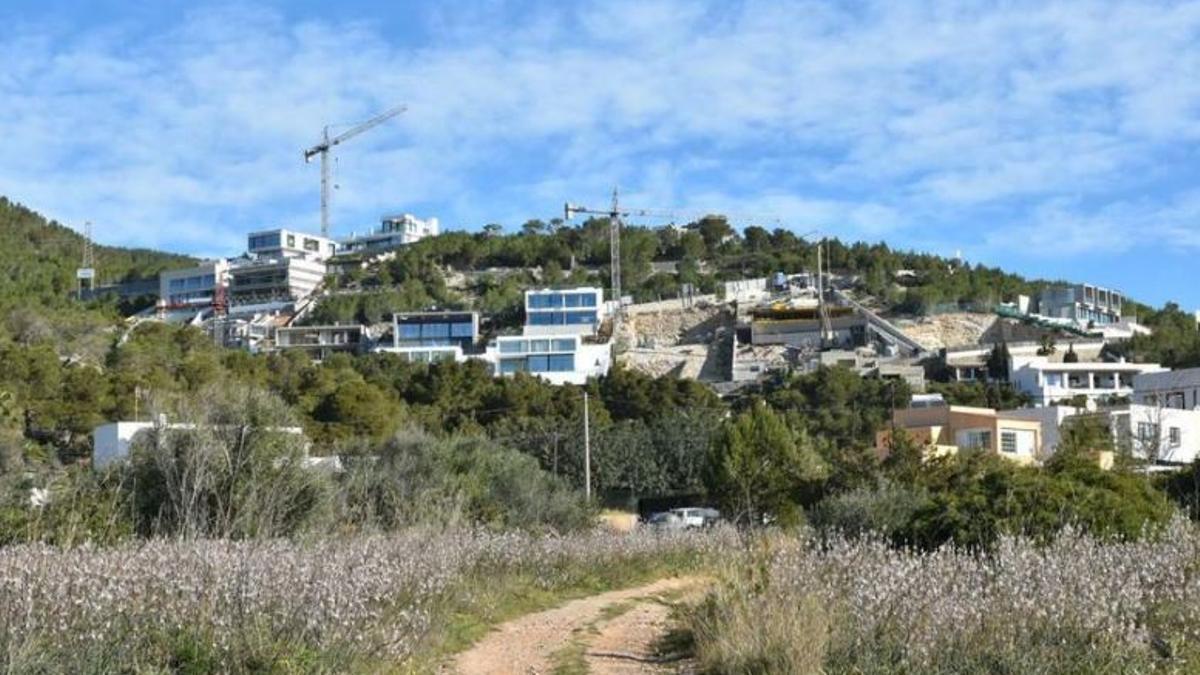 Obras en Cas Mut, en el municipio de Eivissa, hace ahora un año.