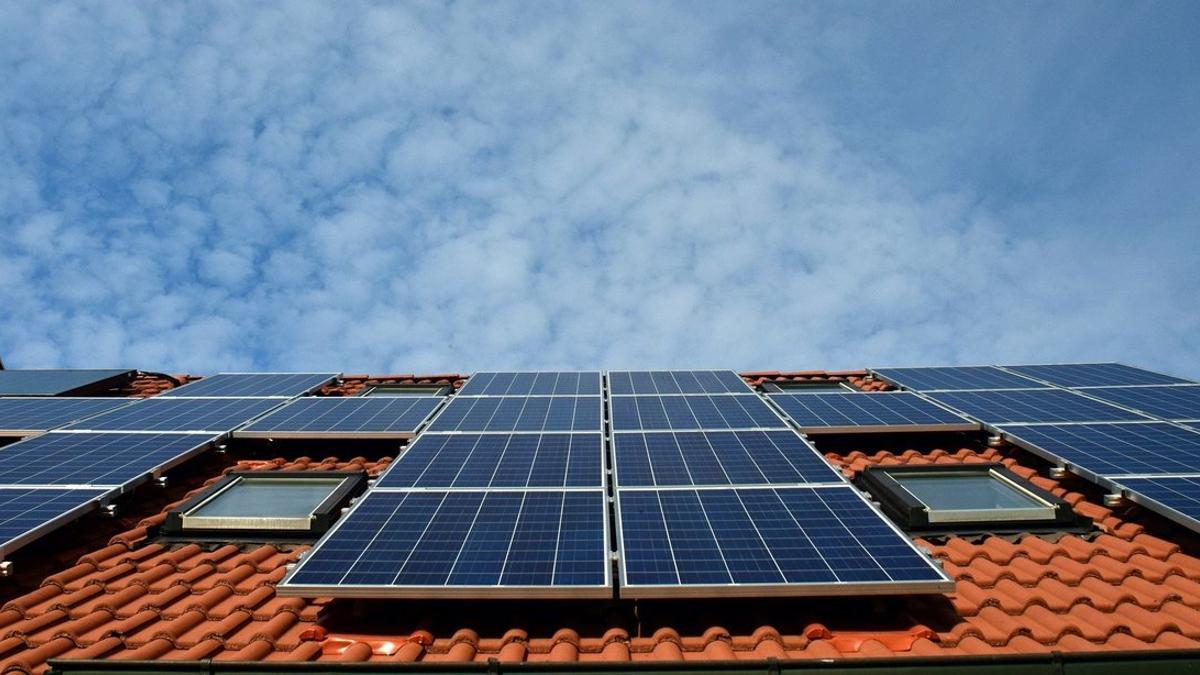 Instalar placas solares en comunidades de vecinos ahorraría 8.000 millones de toneladas de CO2 durante 25 años