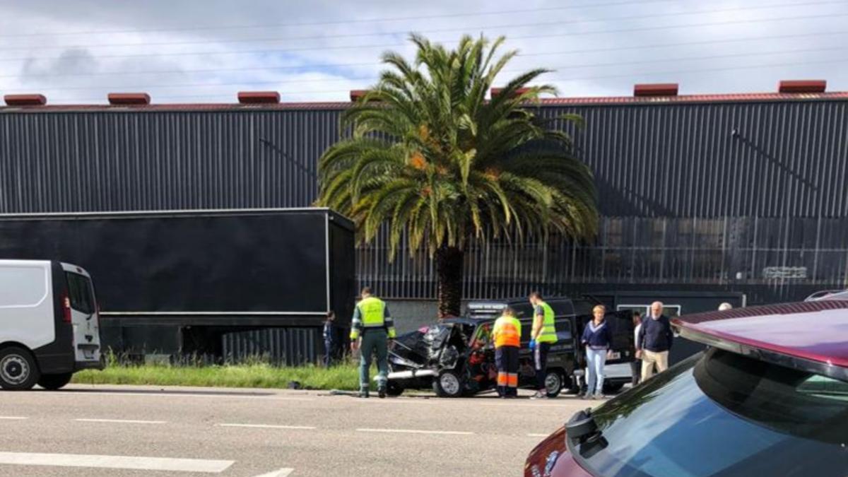 La furgoneta de la que tuvo que ser excarcelado el conductor, con el morro aplastado