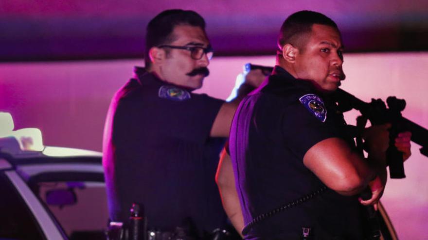 Dos policías vigilan con sus armas en San Bernardino.