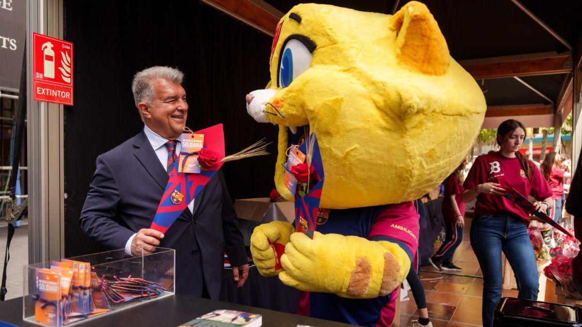 CAT, con el presidente del Barça, Joan Laporta, en la Diada de Sant Jordi
