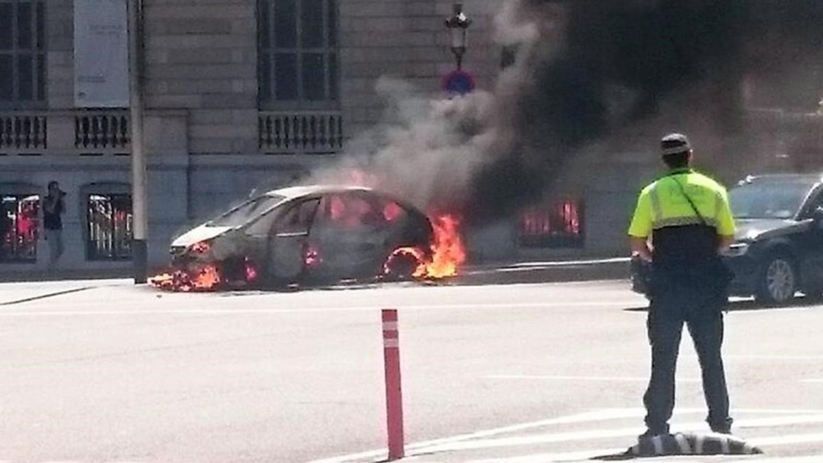 26 7 2016 BARCELONA COCHE INCENDIADO EN PASSEIG DE GRACIA DIAGONAL FOTO MARIO BELTRAN