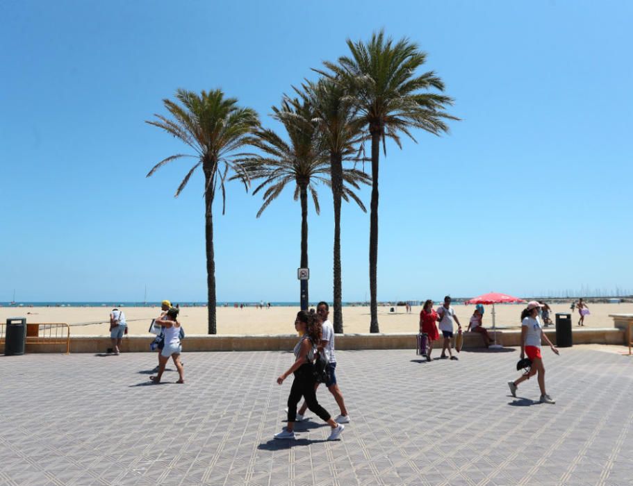 Primer día tras el estado de alarma: playas, centros comerciales y vuelos en Manises