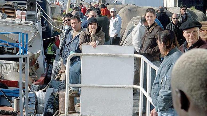 Integrantes de los piquetes en el muelle de Cambados.