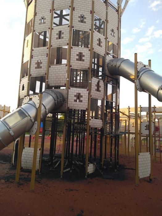 Queman de madrugada el castillo infantil del parque de sa Riera de Palma