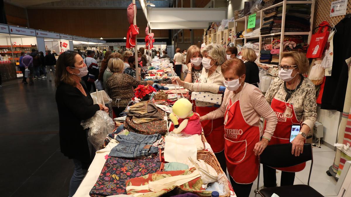 Un stand de la pasada edición del Rastrillo Aragón con varias mujeres vendiendo sus productos